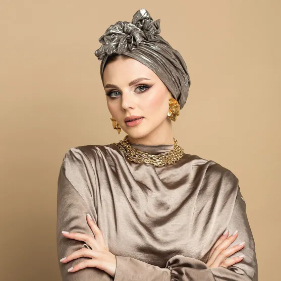 Wieczorowy turban na głowę srebrny zdobiony.