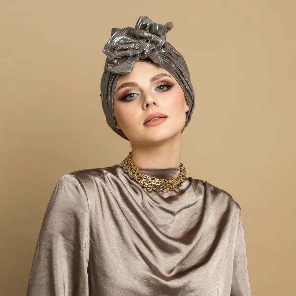 Wieczorowy turban na głowę srebrny zdobiony.