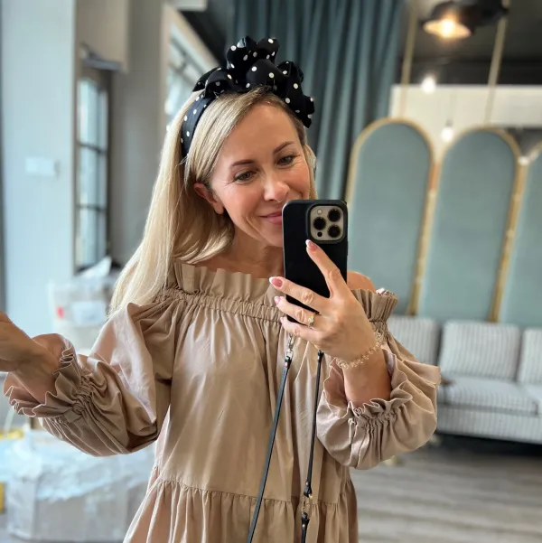 Ozdobna opaska czarna opaska w groszki.