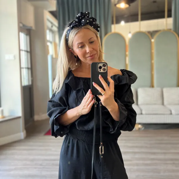 Ozdobna opaska czarna opaska w groszki.