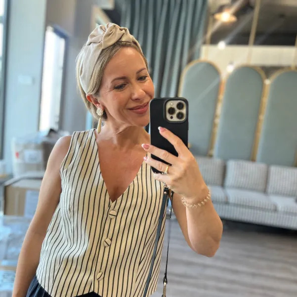 Opaska z węzłem w kolorze piasowego beżu.