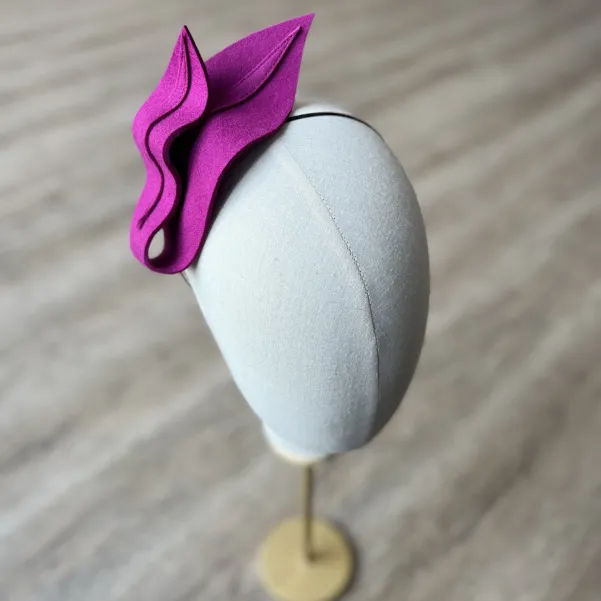 Fuksjowa ozdoba do włosów.