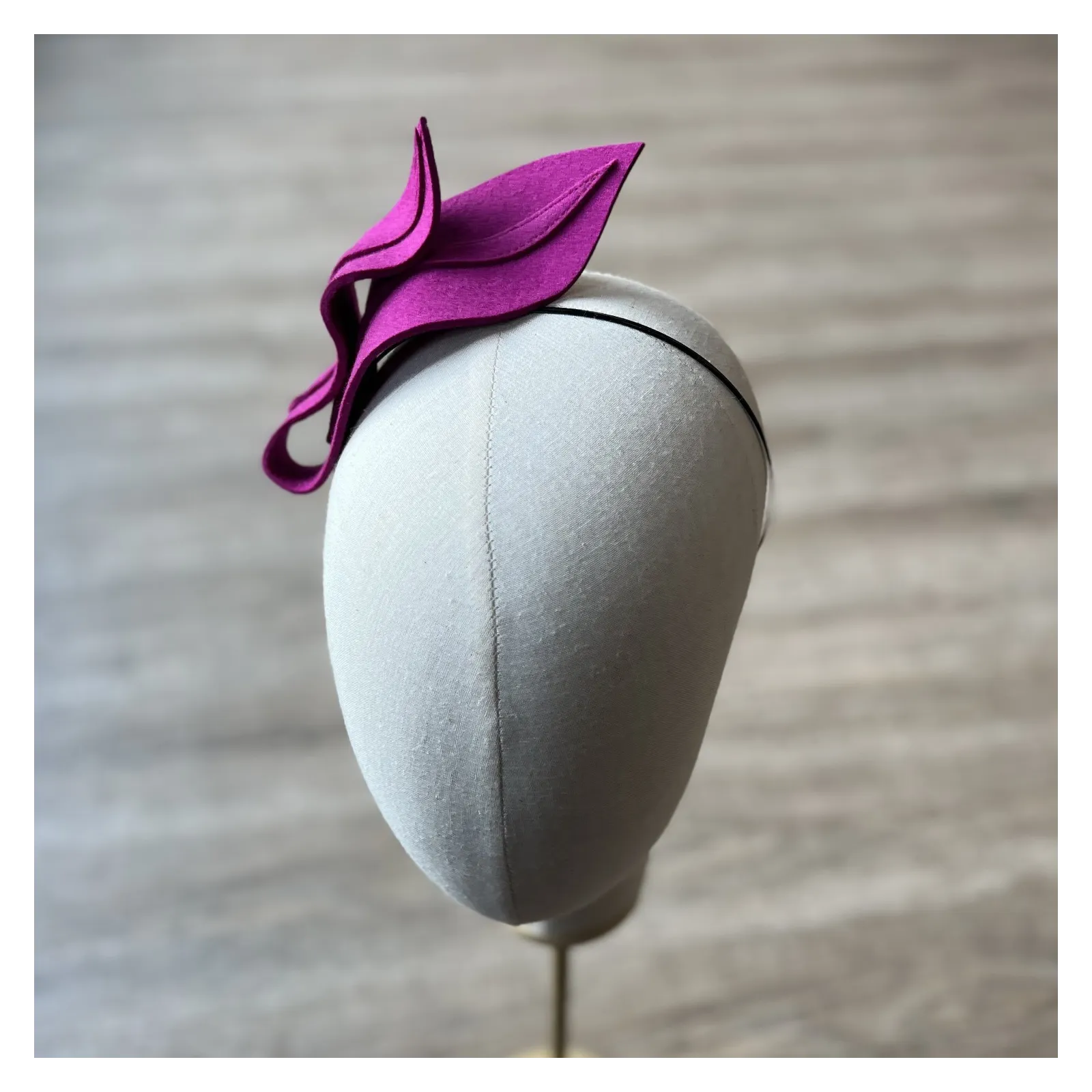 Fuksjowa ozdoba do włosów.