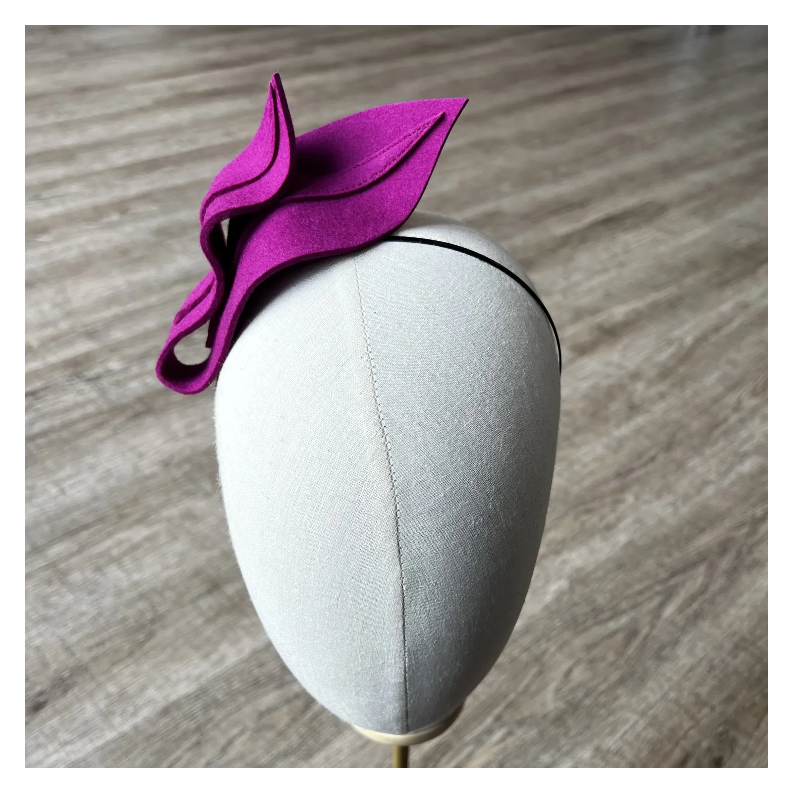 Fuksjowa ozdoba do włosów.