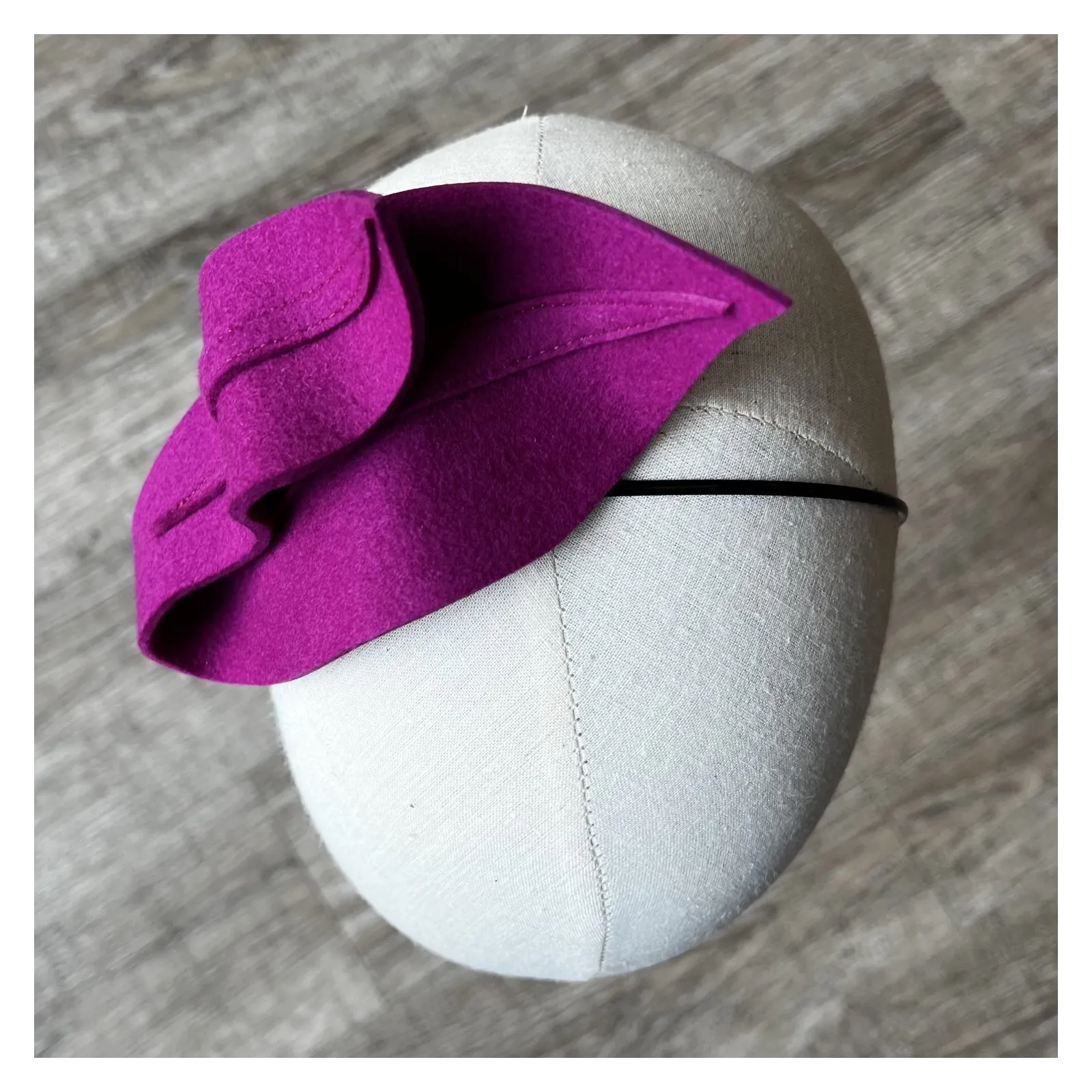 Fuksjowa ozdoba do włosów.