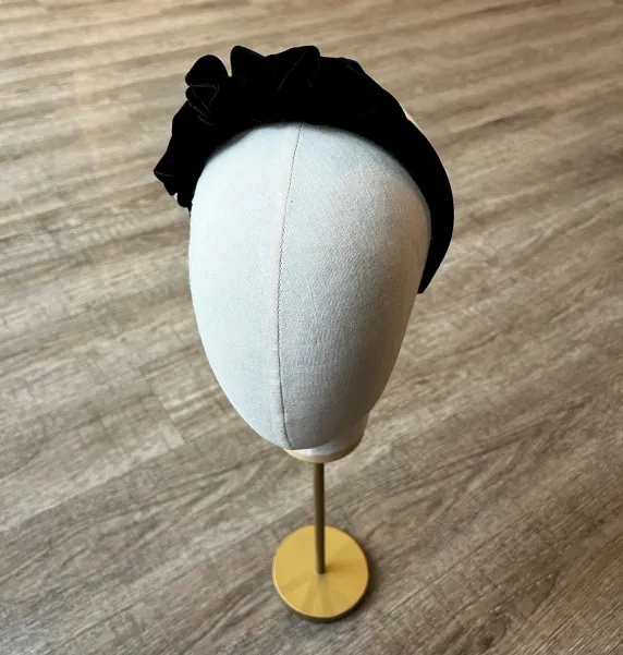 Opaska damska aksamitna, czarna ze zdobieniem.