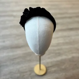 Opaska damska aksamitna, czarna ze zdobieniem.