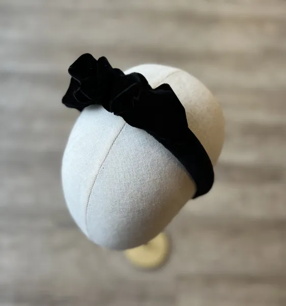 Opaska damska aksamitna, czarna ze zdobieniem.