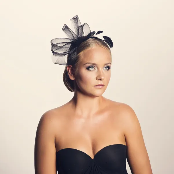 Delikatny fascynator z piórkami