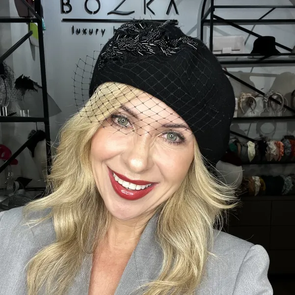 Stylowy beret damski z koralikami i woalką.