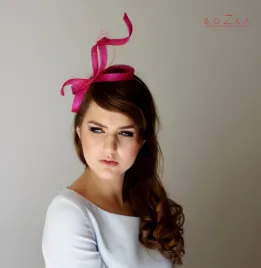 Wijący się fascynator w kolorze fuksji z woalką