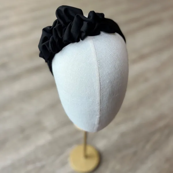 Czarna sztywna opaska handmade z ozdobą.