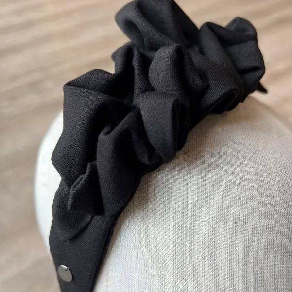 Czarna sztywna opaska handmade z ozdobą.