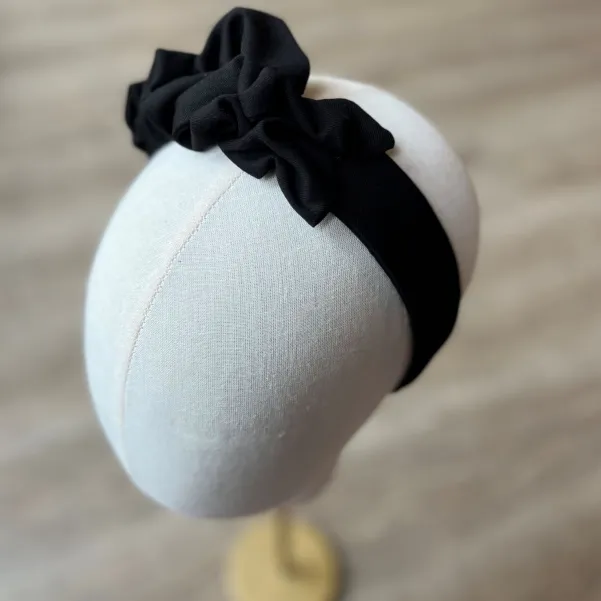 Czarna sztywna opaska handmade z ozdobą.