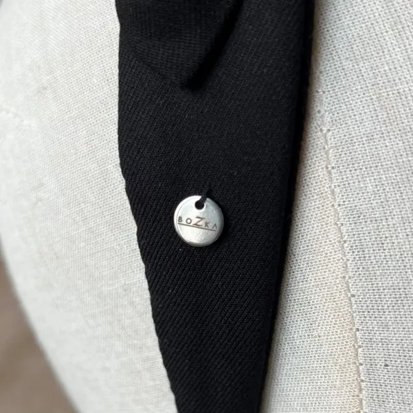 Czarna sztywna opaska handmade z ozdobą.