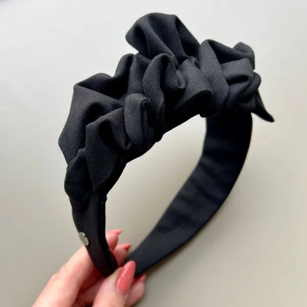 Czarna sztywna opaska handmade z ozdobą.