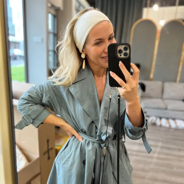 Szeroka elastyczna opaska kobieca off-white. Szeroka elastyczna opaska kobieca off-white.