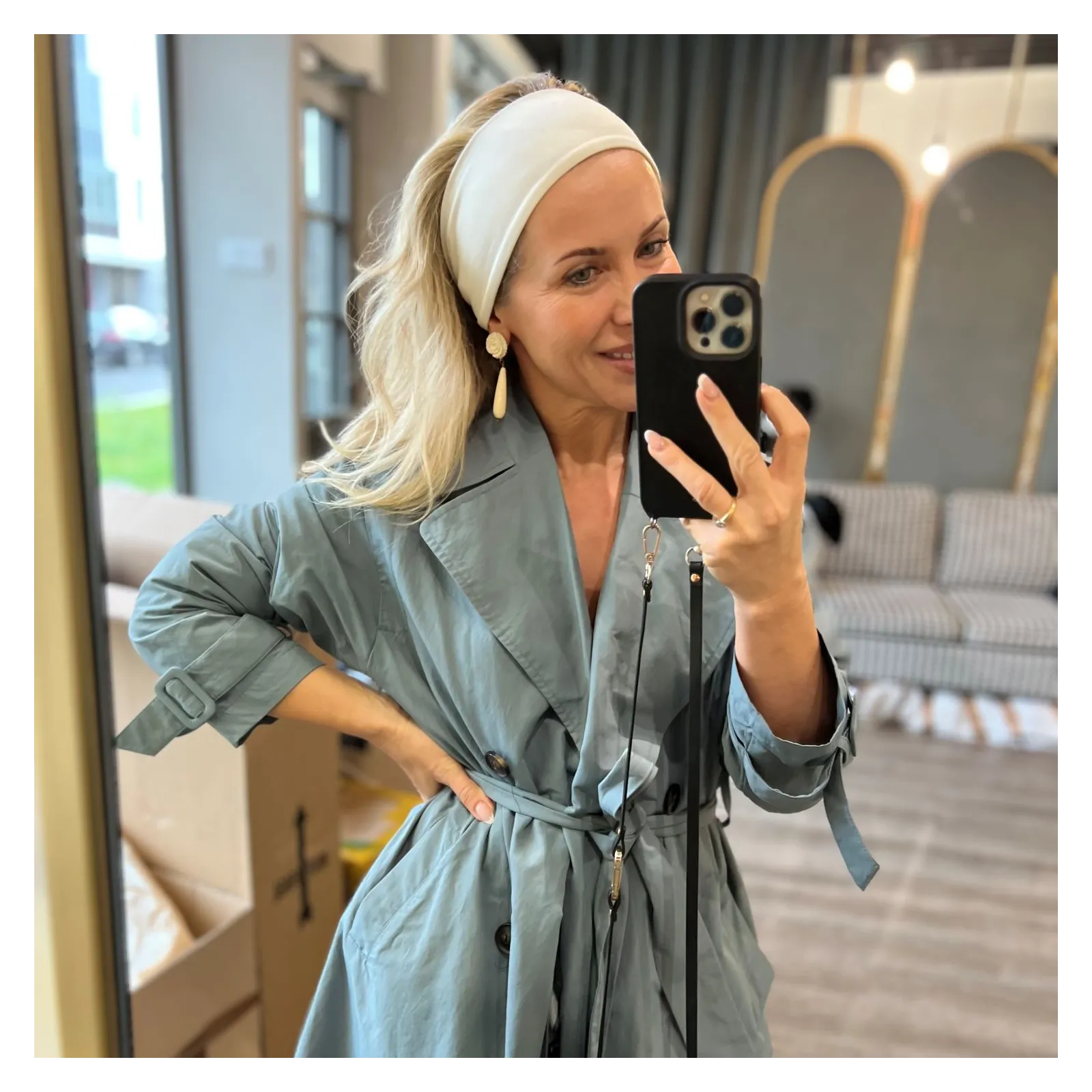 Szeroka elastyczna opaska kobieca off-white.