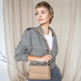 Mała skórzana torebka nerka na zamek chłodny beż.