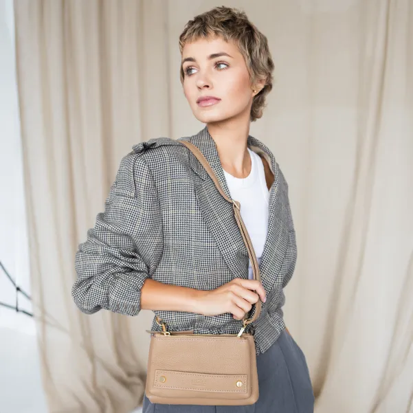 Mała skórzana torebka nerka na zamek chłodny beż.