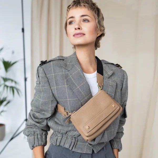 Mała skórzana torebka nerka na zamek chłodny beż.