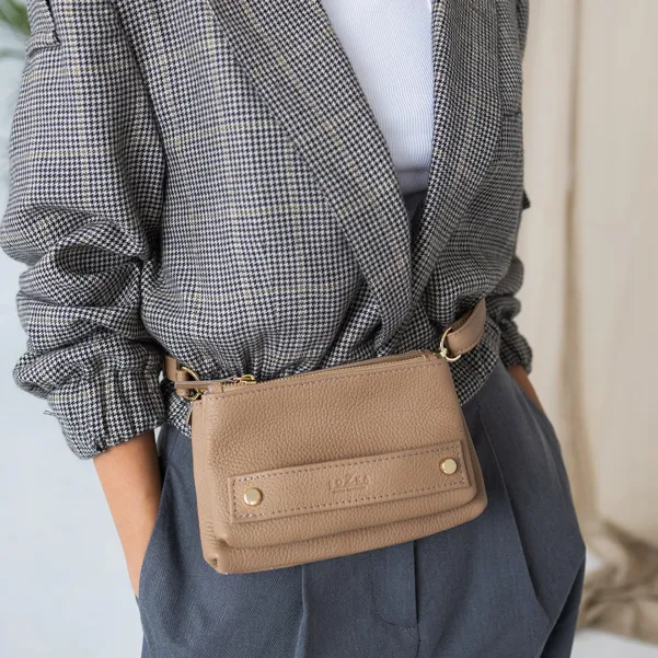 Mała skórzana torebka nerka na zamek chłodny beż.