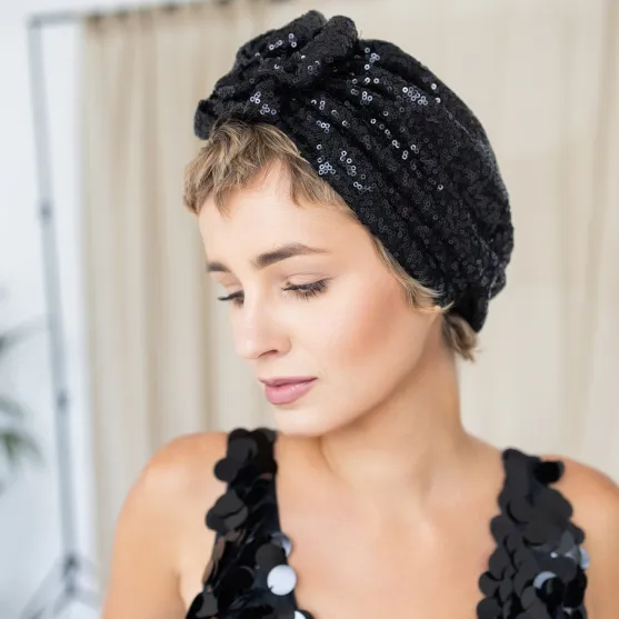 Turban damski w czarne cekiny z ozdobną różą.