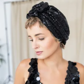 Turban damski w czarne cekiny z ozdobną różą.