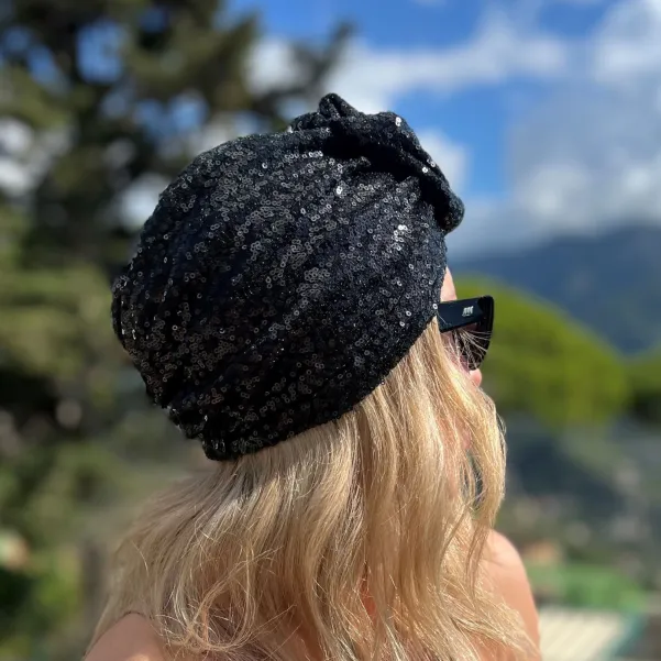 Turban damski w czarne cekiny z ozdobną różą.