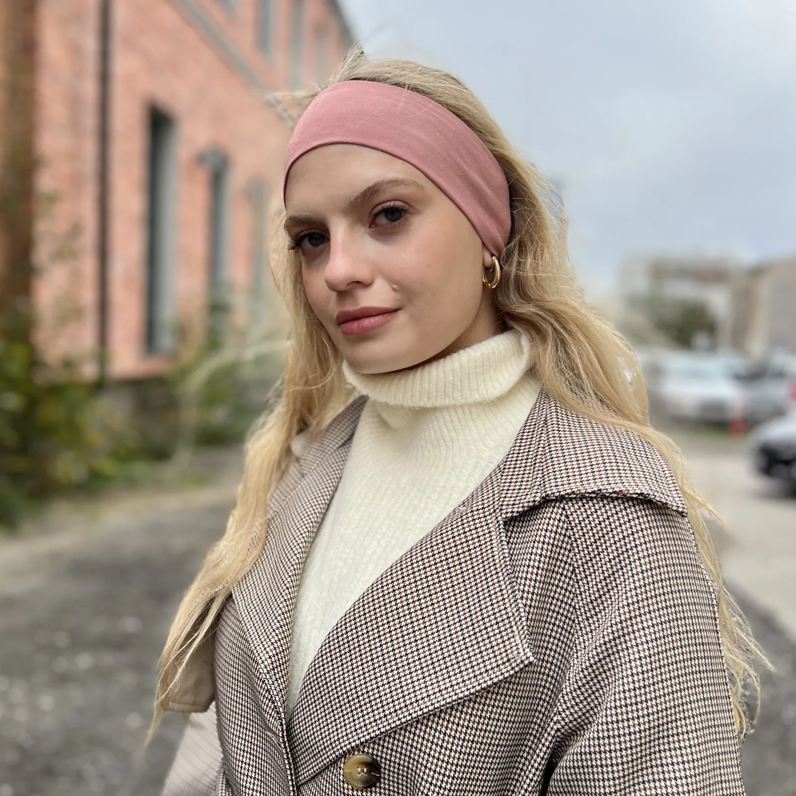 Stylowa elastyczna opaska na głowę koral nude