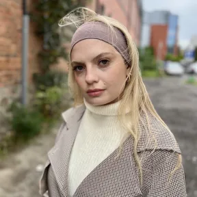 Modna elastyczna opaska na głowę nugatowa