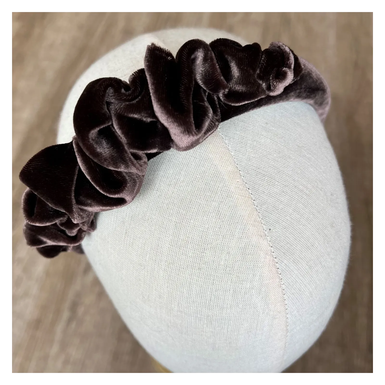 Opaska damska aksamitna, jedwabna brąz taupe.