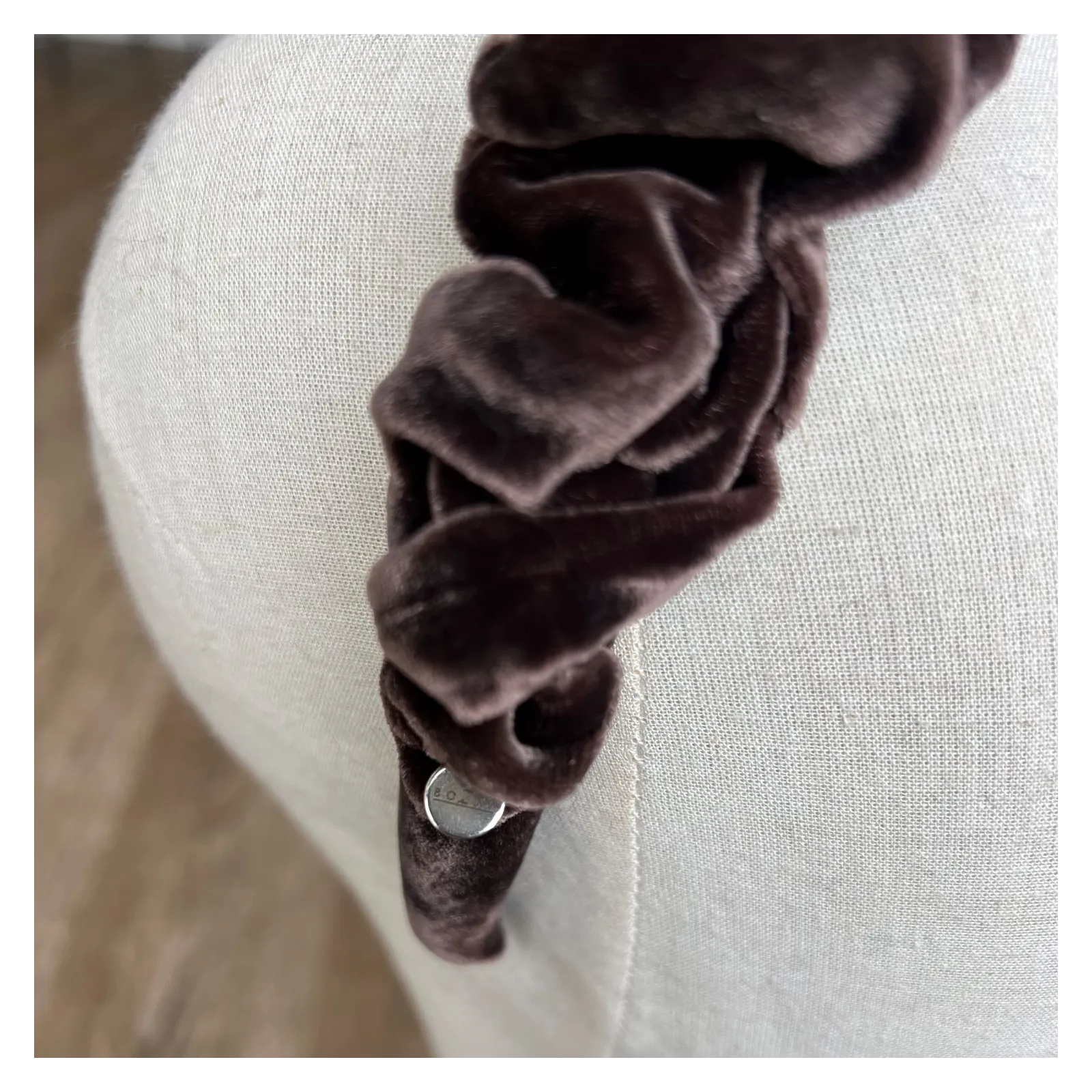 Opaska damska aksamitna, jedwabna brąz taupe.