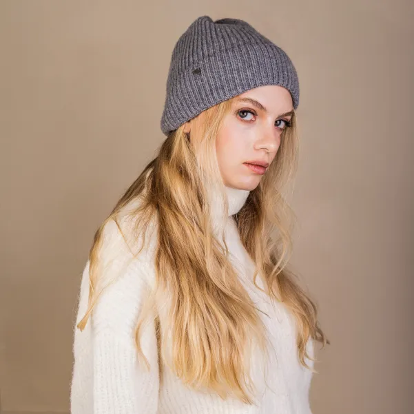 Prążkowana szara czapka damska z wełny i kaszmiru.