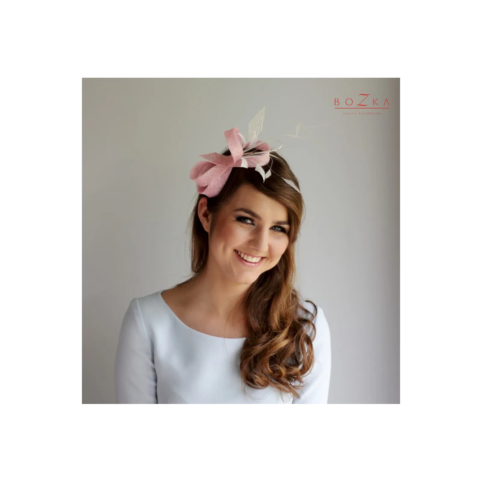 Fascynator z piórkami w kolorze różowym