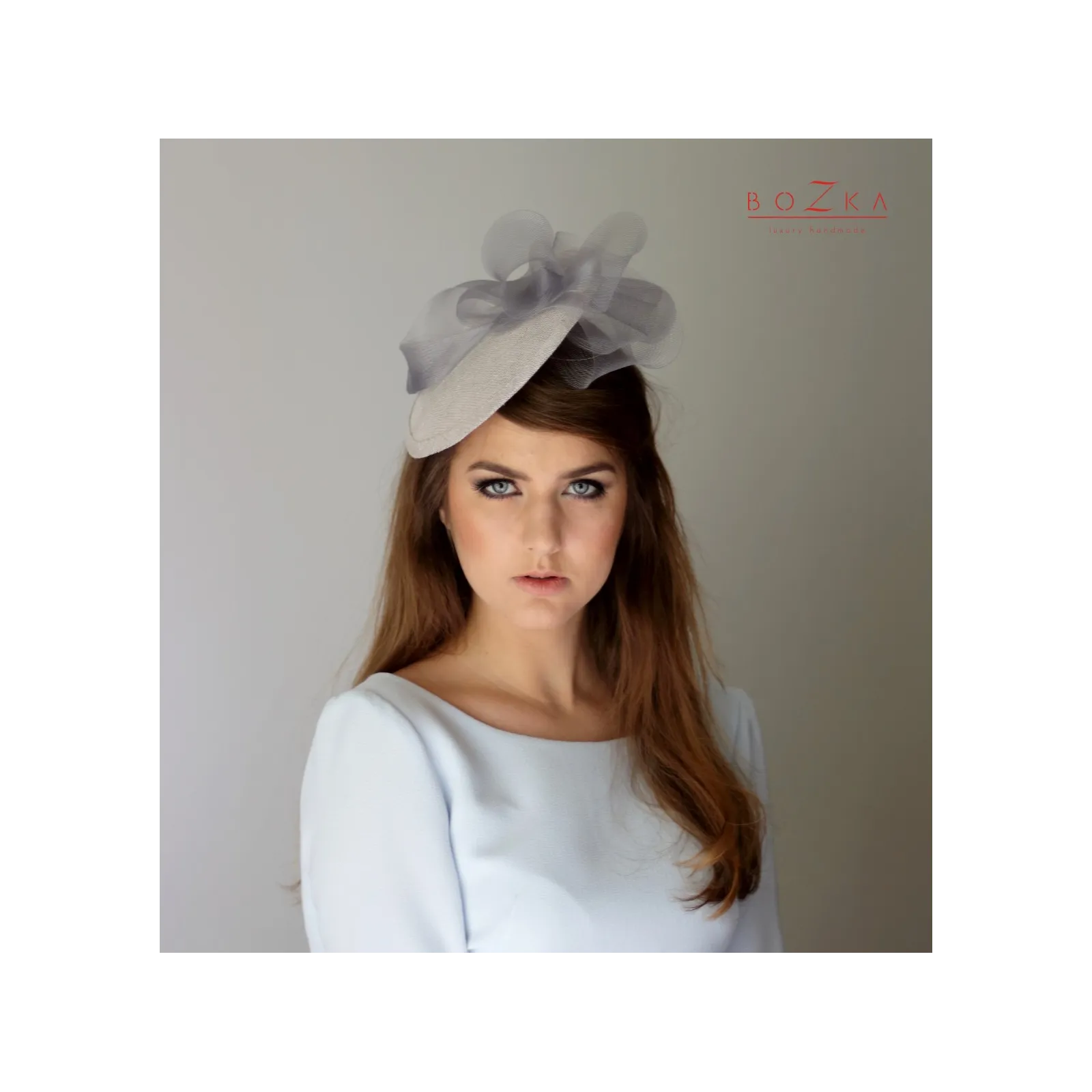 Szary kapelusz kokatailowy