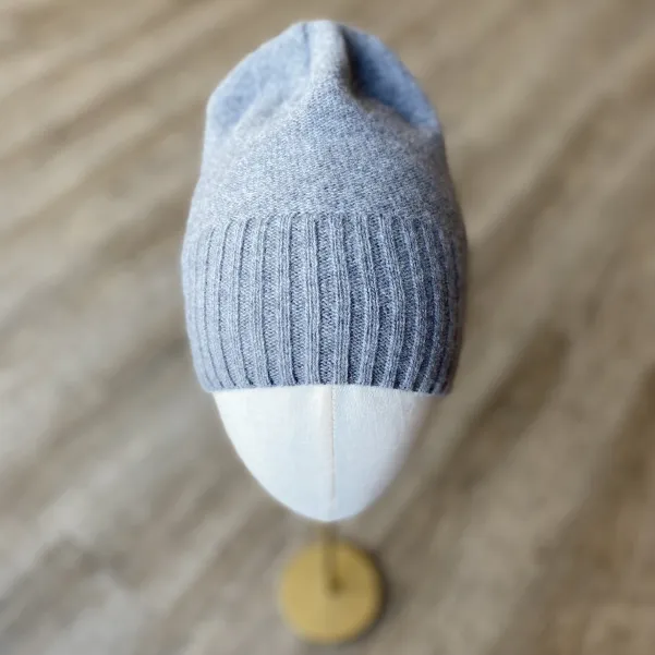 Cienka czapka wełniano-kaszmirowa szary melanż.