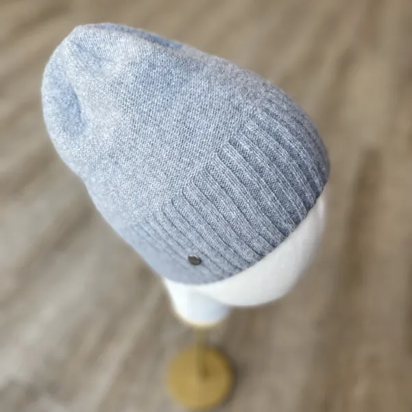 Cienka czapka wełniano-kaszmirowa szary melanż.