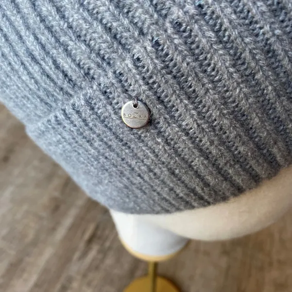 Prążkowana szara czapka damska z wełny i kaszmiru.