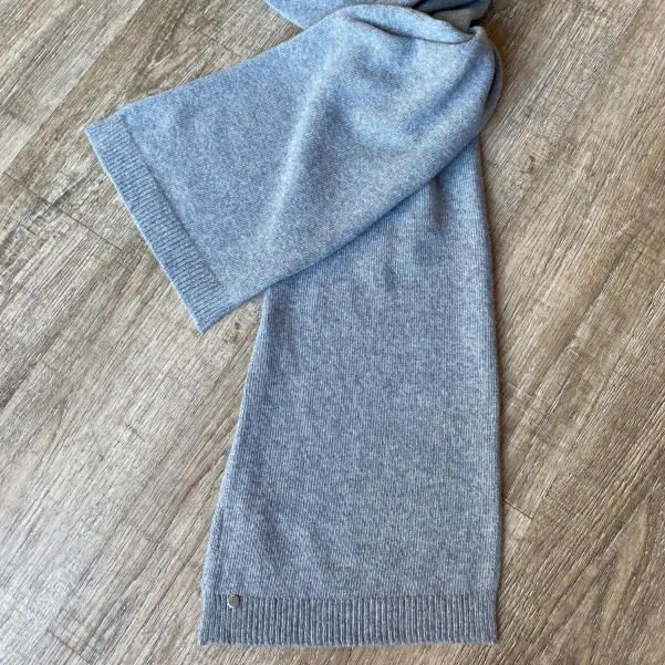 Szal szary, długi, wełniano-kaszmirowy.