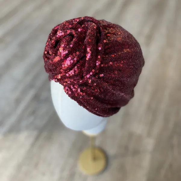 Turban damski w bordowe cekiny z ozdobną różą.