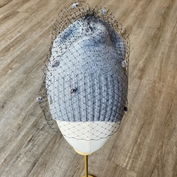 Kaszmirowa czapka z tiulem i aksamitną aplikacją.