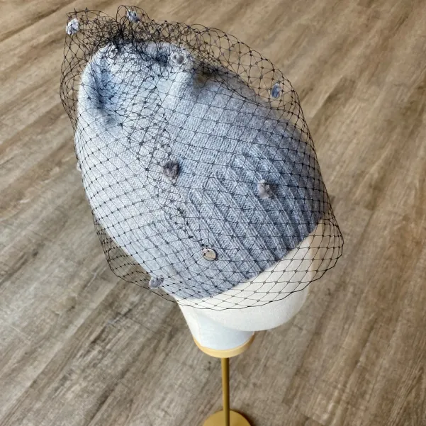 Kaszmirowa czapka z tiulem i aksamitną aplikacją.