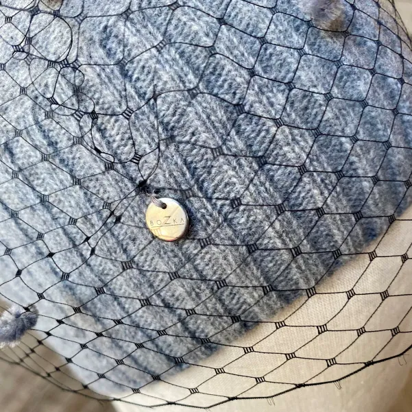 Kaszmirowa czapka z tiulem i aksamitną aplikacją.