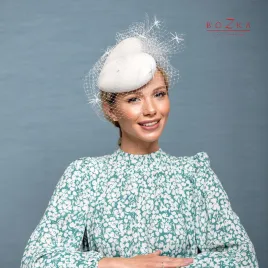 Ekstrawagancki toczek serce z woalką na derby i imprezę.