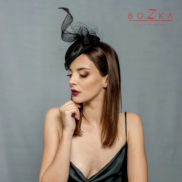 Czarny damski toczek z klasą.