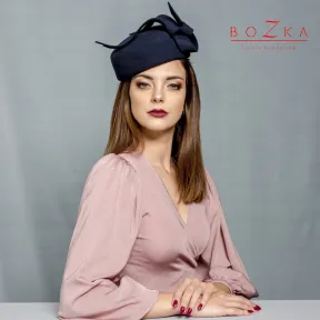 Elegancki nakrycie głowy, wizytowy toczek.