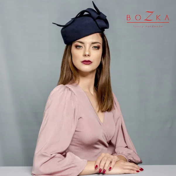 Elegancki nakrycie głowy, wizytowy toczek.