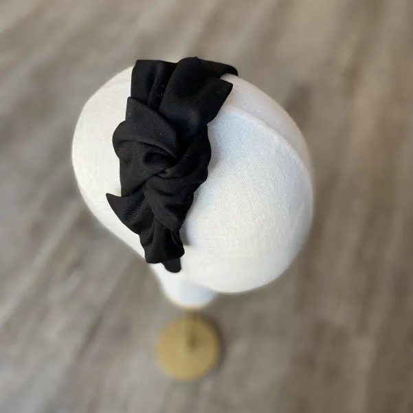 Urocza uniwersalna opaska czarna kokarda