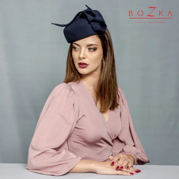 Elegancki nakrycie głowy, wizytowy toczek.